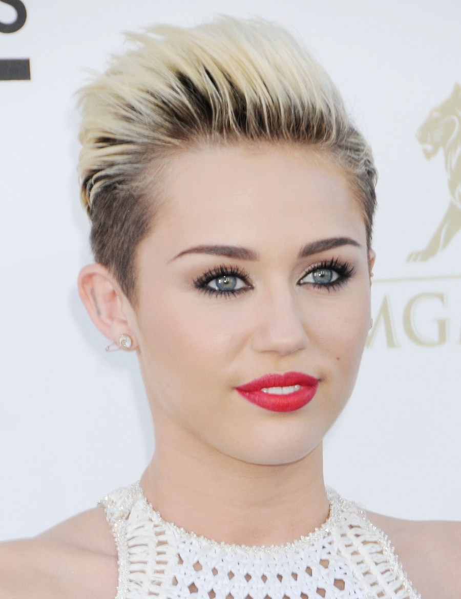 Miley Cyrus porta il suo Bangerz tour in Italia