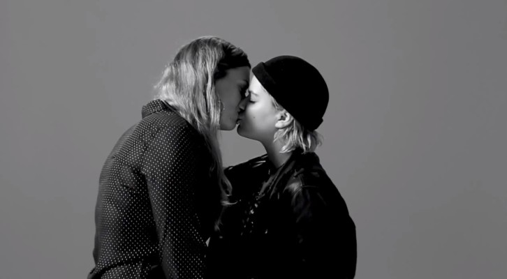 First Kiss: 20 sconosciuti si baciano e fanno sognare il web