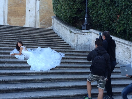 Bianca Balti posa per Fabrizio Ferri per le strade di Roma