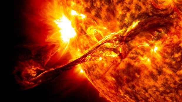 Esplosione solare in rotta di collisione con la Terra