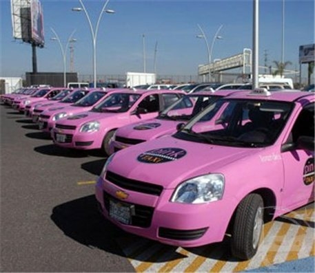 Le donne scelgono i Taxi rosa
