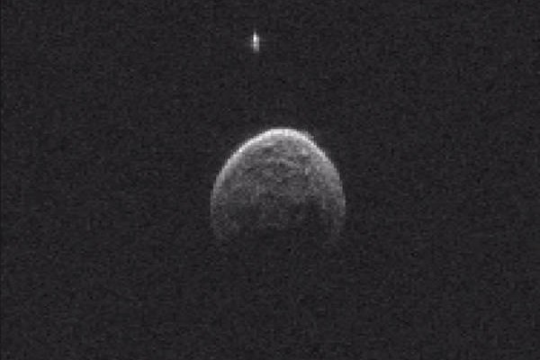 L’asteroide da record ha una piccola luna