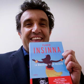 Flavio Insinna: a due anni dal primo libro, torna con “La macchina della Felicità”