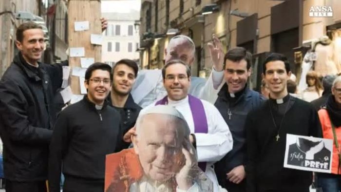 Accolto appello di Papa Frncesco. Sfidano i preti a calcio e vincono una preghiera