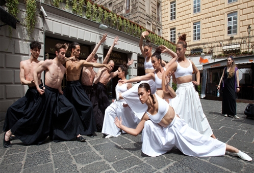 Incursioni di danza a cura della compagnia Korper per le strade di Napoli