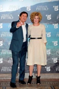 Gianni Morandi torna in tv: dal 24 settembre sarà il protagonista nella serie ‘L’isola di Pietro’ (Morandi photo 200x300)