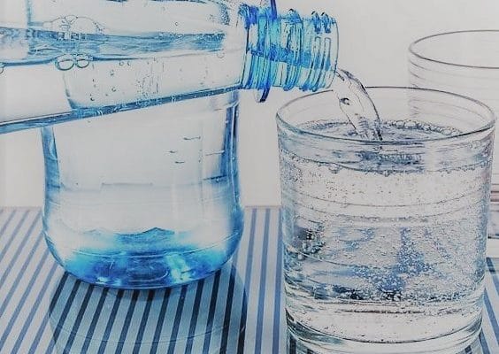 Particelle di plastica presenti nelle acque in bottiglia