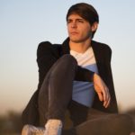 Intervista a Mattia De Simone: il cantautore presenta il nuovo singolo “Tu sei un’emozione”
