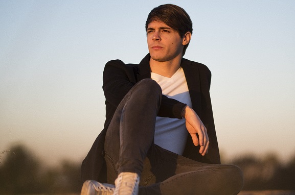 Intervista a Mattia De Simone: il cantautore presenta il nuovo singolo “Tu sei un’emozione”