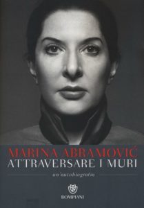 Recensione libri: "Attraversare i muri" un'autobiografia di Marina Abramovic con James Kaplan (attraversare i muri cover book mariaabramovic 209x300)