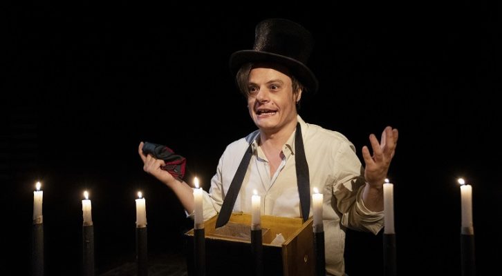 Al Teatro San Ferdinando, Lino Musella è Eduardo in “Tavola Tavola, Chiodo chiodo”