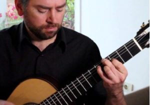 Marco Sellitto brevetta una chitarra che Josè Antonio Escobar suonerà in prima assoluta a Napoli (escobar 300x210)