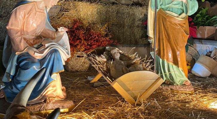 “Voci e suoni del Natale” rappresentazione itinerante sul Natale e sul Presepe di Greccio nel chiostro di Santa Chiara a Napoli