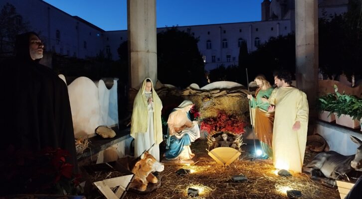 “Voci e suoni del Natale”: grande successo nel chiostro di santa Chiara di Napoli  per lo spettacolo itinerante