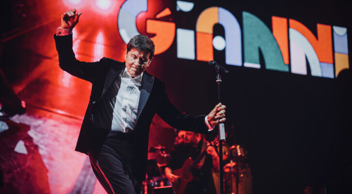 Gianni Morandi arriva all’Arena Flegre di Napoli