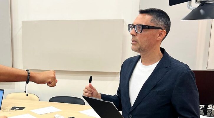 Decision Lab: Il mentalista Luca Volpe sfida 4 intelligenza artificiali sul comportamento umano