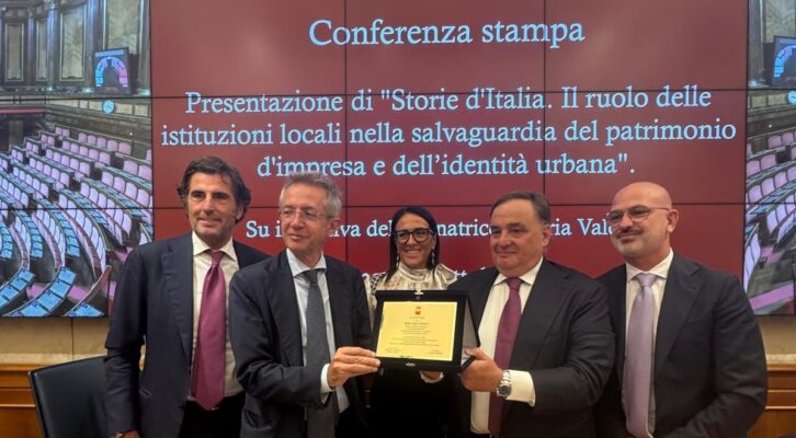 Targa di riconoscimento assegnata dal Comune di Napoli a Ugo Cilento, presidente dell’Associazione I centenari